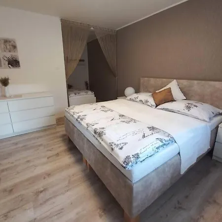 Prijemne V Plne Vybavenom Rodinnom Dome 公寓