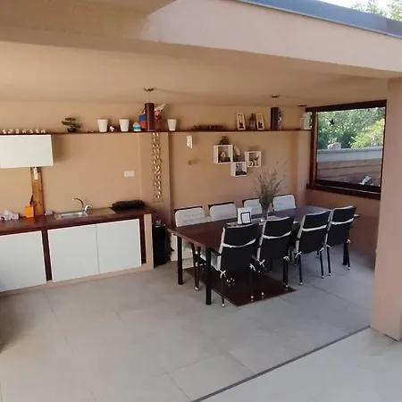 Prijemne V Plne Vybavenom Rodinnom Dome * 特尔纳瓦